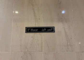 شقة واسعة بصالة وغرفة نوم ومطبخ 