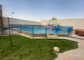 شاليه عائلي انيق بجلسة خارجية