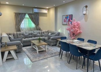 شقة بصالة وثلاث غرف نوم