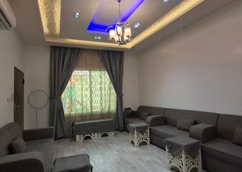 شاليه بألعاب أطفال وجلسة خارجية