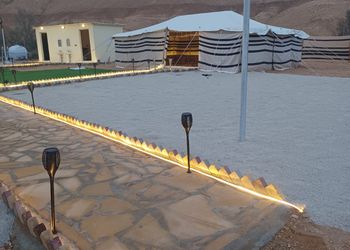 مخيم بأطلالة على الجبل 