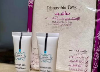 شقة أنيقة بصالة وغرف نوم