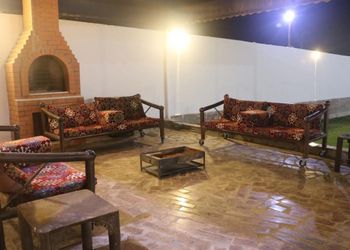 استراحة بمسطح اخضر وألعاب أطفال