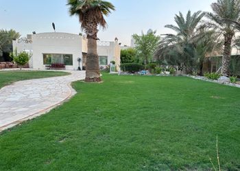 منتجع بمسبح ومسطح اخضر