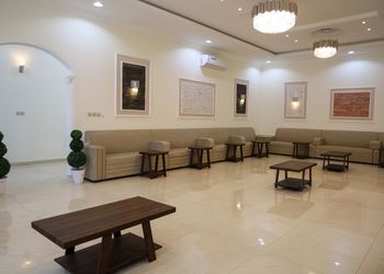استراحة بألعاب أطفال ومسطح اخضر 