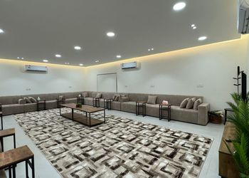 شاليه بمسطح اخضر وجلسة خارجية 