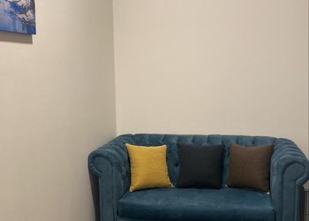 استديو بأثاث مريح وبسيط 