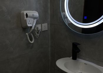 استديو بأثاث مريح وبسيط 