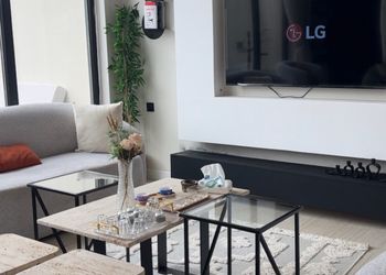 شاليه بمسطح اخضر وجلسة خارجية 