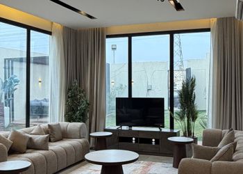 شاليه بمسطح اخضر وجلسة خارجية 