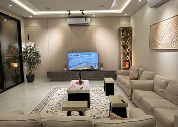 شاليه بصالة مريحة مطلة على المسبح