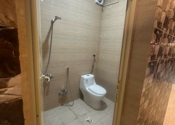 شاليه بمسطح اخضر وجلسة خارجية