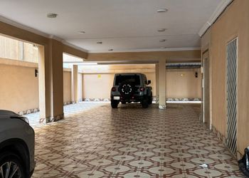 شقة بثلاث غرف نوم وصالة جلوس