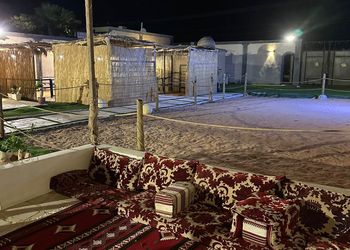 استراحة بمسطح اخضر وجلسة خارجية