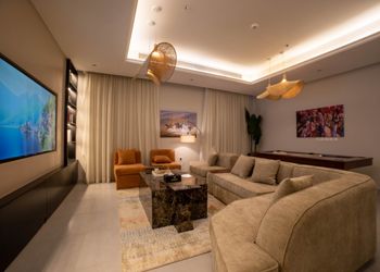 شقة بغرفتين نوم وسينما وبلياردو 