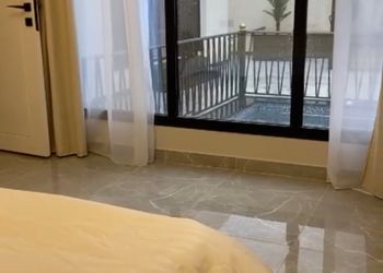 شاليه بجلسة خارجية ومسبح 