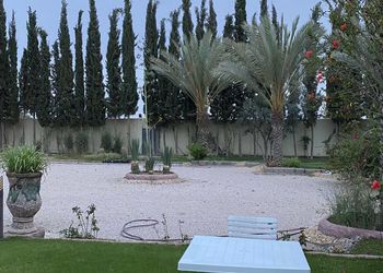 مزرعة بمسطحات خضراء وجلسة خارجية