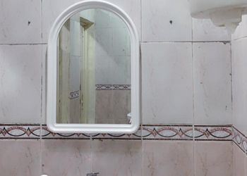 استراحة بجلسة مطلة على مسبح 