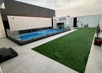 شاليه بمسطح اخضر ومسبح 