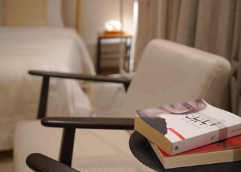 استديو بأثاث مريح وبسيط 