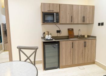 استديو بسرير ماستر وأثاث مريح 