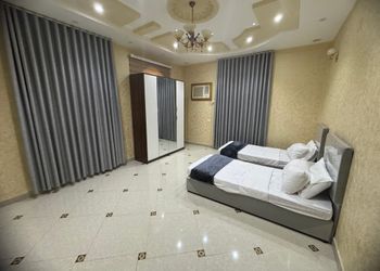 شقة بصاله وثلاث غرف نوم ومجلس 
