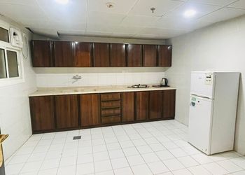 غرفة بثلاث اسرّة فردية