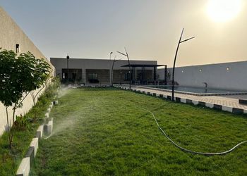 استراحة بجلسه مطله على حديقه