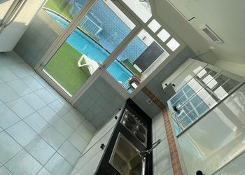 شاليه بجلسة خارجية وألعاب أطفال