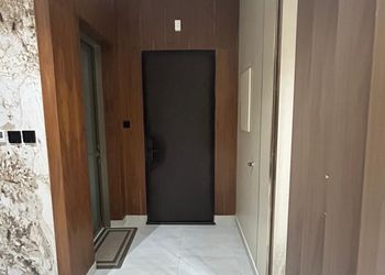 شقة بصالة أنيقة وغرفتين نوم 
