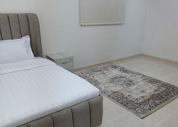 شقة بغرفة جلوس وثلاث غرف نوم 