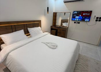 استديو بأثاث مريح وبسيط 