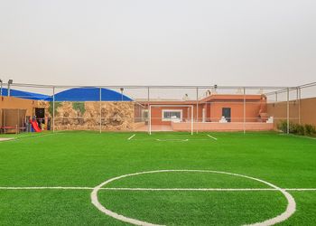 استراحة بألعاب أطفال وملعب كرة قدم