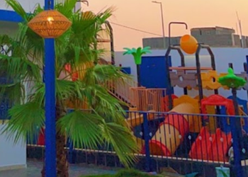 شاليه بجلسة تطل على مسبح خارجي 