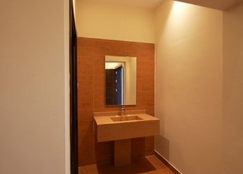 شاليه بمسطح اخضر وجلسة خارجية 