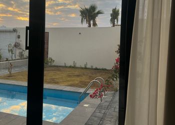 شاليه بمسطح اخضر ومسبح