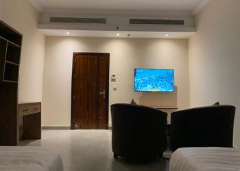 استديو هادئ بأثاث أنيق
