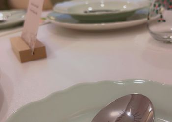 غرفة بسرير مريح وأثاث بسيط
