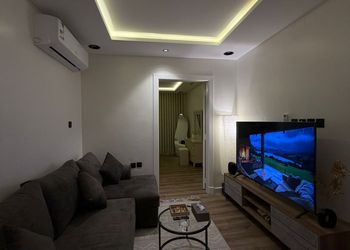 شقة بغرفة معيشة وغرفة نوم 