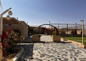استراحة بجلسة وملعب كرة قدم