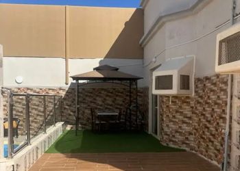 شاليه بجلسة خارجية ومسطح اخضر