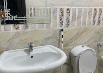 شقة بصالة جلوس وثلاث غرف نوم