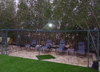 مزرعة بمناظر خلابة وجلسة خارجية 