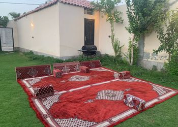 شاليه بجلسه خارجيه ومسطح اخضر 