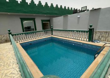 شاليه بمسطح اخضر ومسبح 