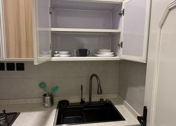 استديو بأثاث بسيط ومريح 