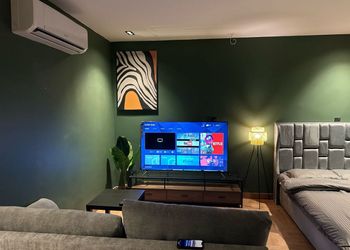 استديو بأثاث مريح وبسيط 