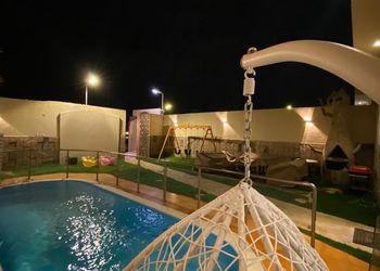 شاليه بألعاب أطفال ومسبح خارجي