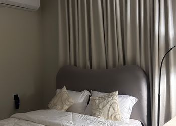 استديو بأثاث مريح وبسيط 
