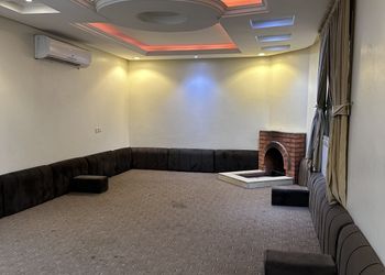 شاليه بصالة مطلة على جلسة خارجية